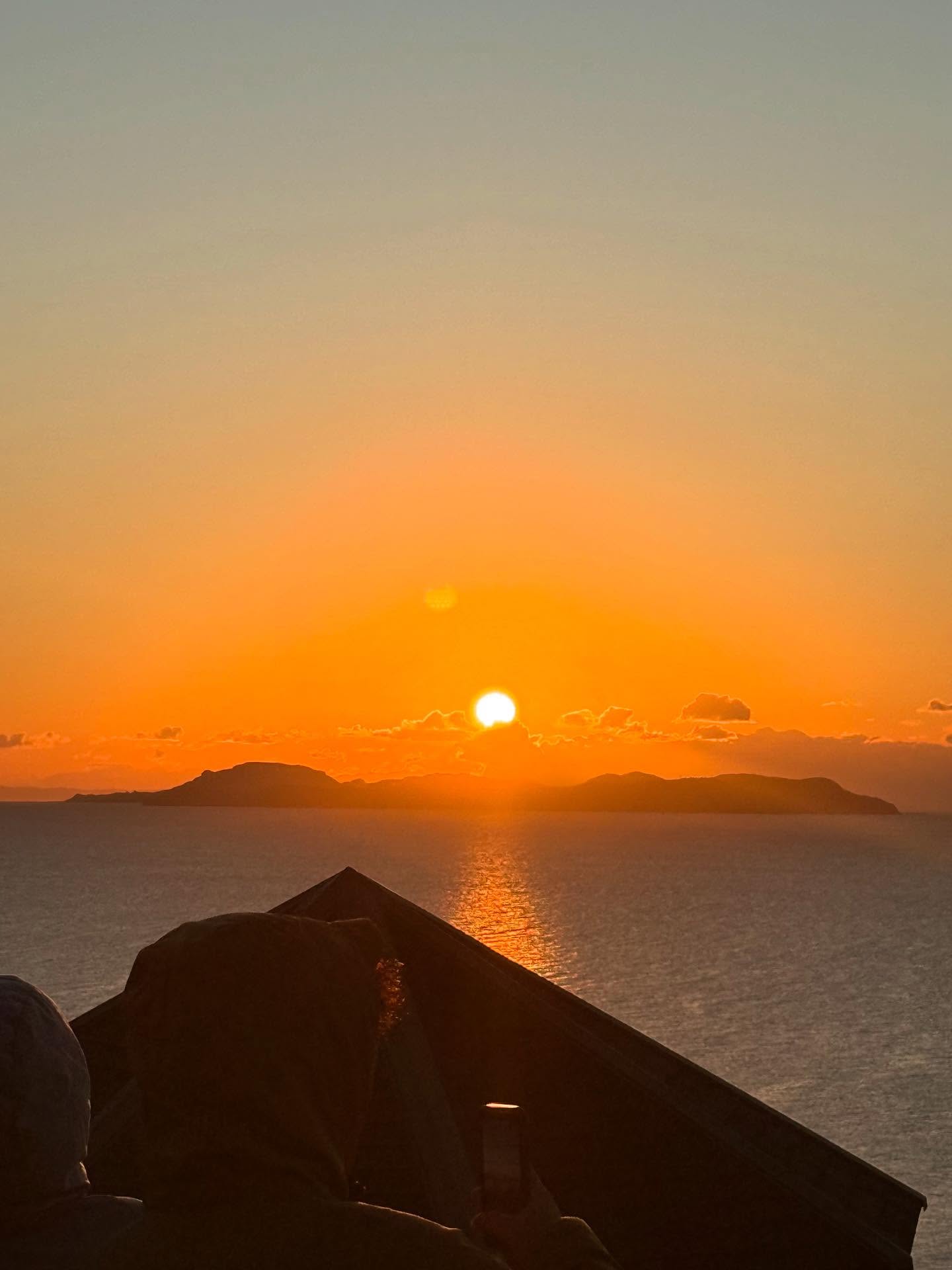 皆様、明けましておめでとうございます。
元旦は、昨年に続いて今年も日の出を見に行ってきました。車で1時間近くかけて赤穂御崎へ行ったのですが、予想以上に人が多く、地元の人のものであろう自転車も隙間なくずらりと駐輪されていて、「ここらあたりの人たちは毎年日の出を見るのが習慣になっているのだろうなぁ」と、土地の文化に触れたような気持ちにもなれました。
来年は、近場で日の出が綺麗に見える場所を探してみるのもいいなとか、山の上から見るのもアリかなとか考えています。

弊社は6日より営業を始めていたのですが、お正月休みで鈍った身体に初日の高木剪定による筋肉痛が重くのしかかり、昨日今日あたりでようやくぼちぼち通常運転になってきたかなと思います。

年明け最初の広報としての大仕事、Webサイトのリニューアルが完了しました。主に昔から使い続けていた写真を新しいものに差し替えたりなど、見た目の部分の向上を目指しましたが、「緑の良さを伝えたい」という弊社社長の強い思いが随所に現れているのが、うまく伝わっていればと思います。
プロフィールにリンクがありますので、新しくなった花梨のWebサイトを一度ご覧いただけると嬉しいです。

2026年も、ますます良い仕事ができるようスタッフ一同邁進してゆきますので、どうぞよろしくお願いいたします。